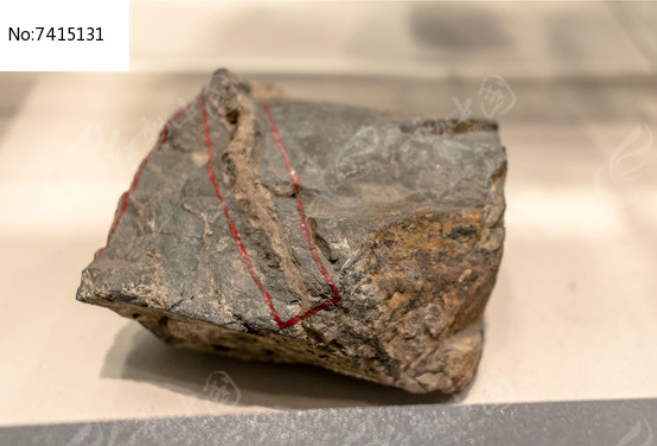 我国科研人员发现两种新矿物——“氟碳钙钕矿”“菊兴铜矿”